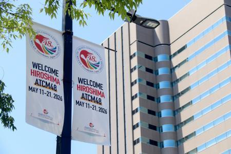 　広島市の平和大通りに設置された南極条約協議国会議のバナー＝２７日