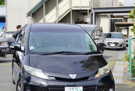 　京都府警南丹署を出る、安達優季容疑者を乗せたとみられる車両＝２８日午前９時５分