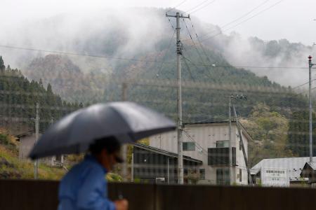 　一時的に大雨が降り出した岩手県大槌町の山林火災現場付近＝２８日午後