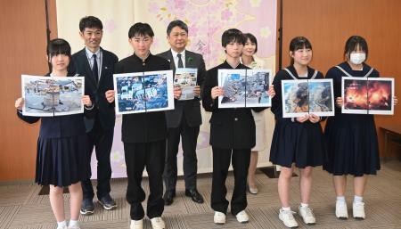 　語り部活動に挑戦した石川県輪島市立輪島中の生徒（前列）＝３０日午前、金沢市役所