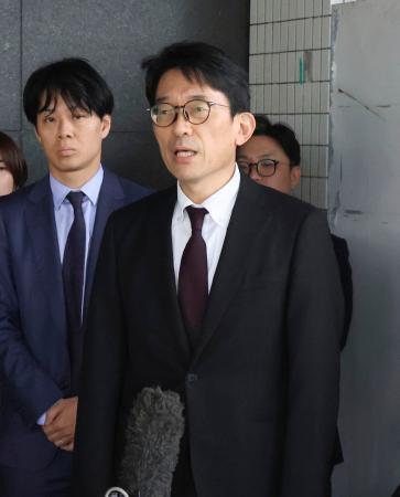 　佐賀県警への申し入れ後、取材に応じる県弁護士会の永尾竹則会長＝３０日午後、佐賀市