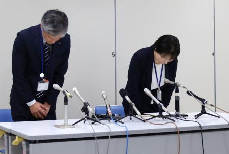 　記者会見で個人情報の紛失について陳謝する新潟市の上所美樹子福祉部長（右）ら＝１日午前、新潟市役所