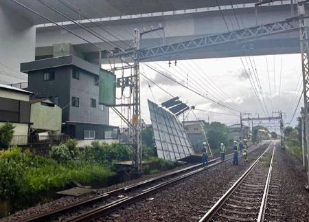 　架線に引っかかった金属製の板＝４日午前、神奈川県松田町（小田急電鉄提供）