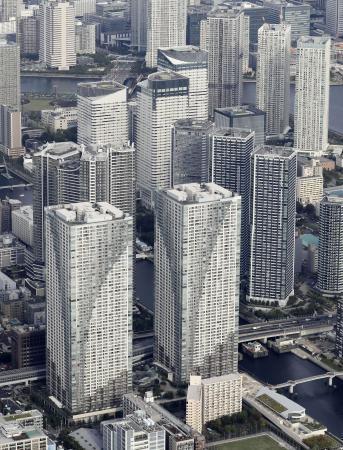 　立ち並ぶ高層マンション＝東京都中央区