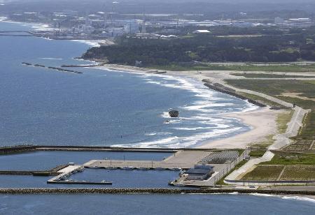 　福島県浪江町の請戸漁港（手前）と東京電力福島第１原発＝２０２３年（共同通信社ヘリから）