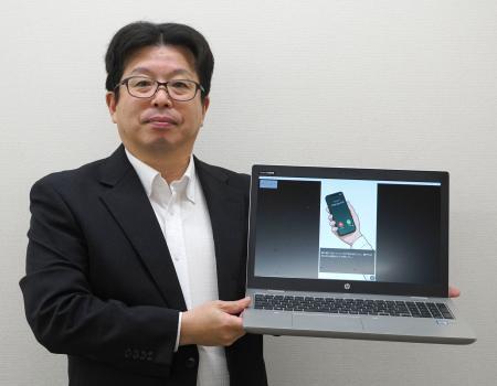 　「詐欺防止啓発ノベル」を紹介する高松地検の浜渦龍一広報官＝４月、高松地検