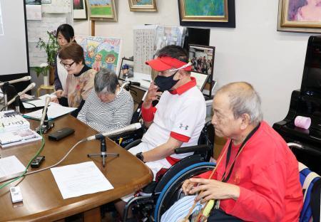 　記者会見する「水俣病胎児性小児性患者・家族・支援者の会」のメンバーら＝７日午前、熊本県水俣市