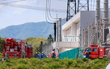 　火災があった東北電力ネットワーク西仙台変電所＝７日午後１時１８分、仙台市太白区
