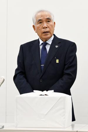 　返還された遺骨を前に、報道陣の取材に応じる北海道アイヌ協会の大川勝理事長＝８日午前、北海道・新千歳空港