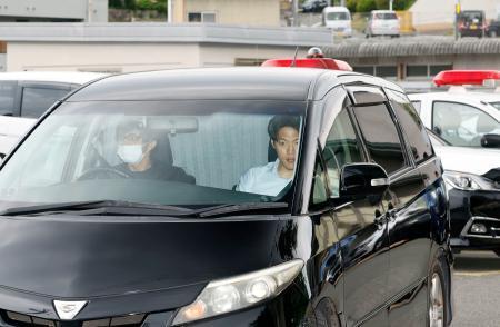 　送検のため、京都府警南丹署を出る安達優季容疑者を乗せた車両＝８日正午