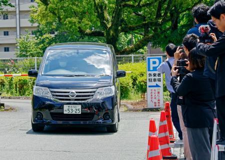 　送検のため熊本中央署を出る成松由紀夫容疑者を乗せた車＝８日午後１時３分