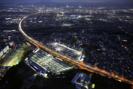 　ゴールデンウイークの最終日、東京方面（下）へ向かう車で渋滞する東名高速道路の海老名サービスエリア付近＝６日午後６時５７分（共同通信社ヘリから）