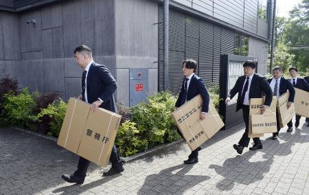 　家宅捜索のため、熊本県八代市役所に向かう警視庁と熊本県警の捜査員＝７日午後