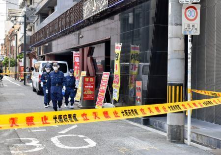 　女性の遺体が見つかった現場付近を調べる大阪府警の捜査員＝９日午前９時３４分、大阪市中央区