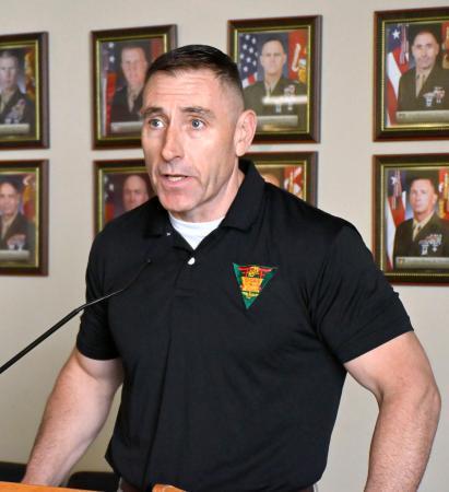 　記者会見する在沖縄米海兵隊普天間航空基地司令官のウィリアム・パカティー大佐＝９日午後、沖縄県宜野湾市の米軍普天間飛行場