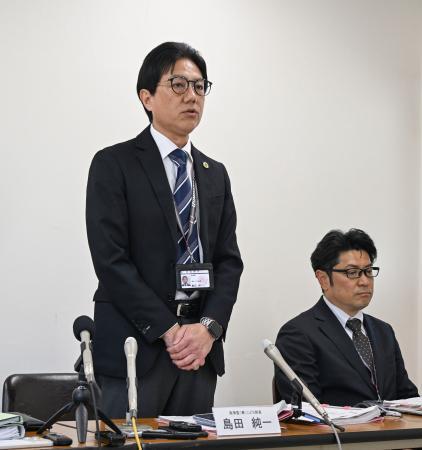 　大阪府泉佐野市役所で赤ちゃんポストなどの事業について説明する同市の担当職員＝１１日午後