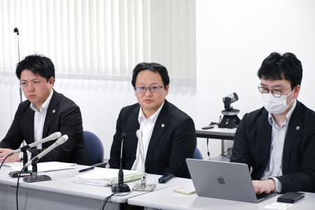 　提訴後に記者会見する原告側弁護団＝１１日午後、北海道函館市