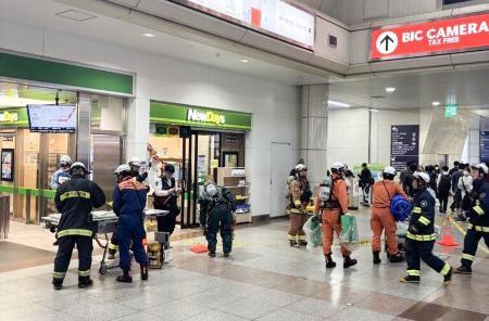 　ＪＲ川崎駅で活動する消防隊員ら＝１０日