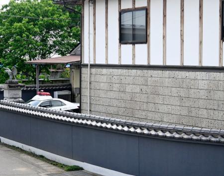 　事件があった住宅＝１４日午後１時４４分、栃木県上三川町