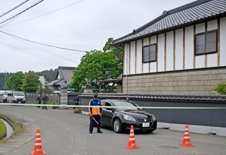 　強盗殺人事件があった富山英子さんの住宅付近＝１５日午前、栃木県上三川町
