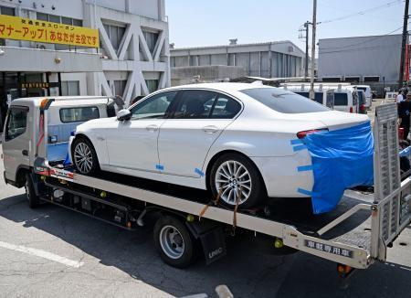 　栃木県上三川町の強盗殺人事件で、犯行に使われたとみられる車＝１６日午前、栃木県警下野署