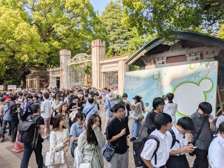 　東大の学園祭が中止となり、本郷キャンパスから退場する人たちなどで混雑する正門付近＝１６日午後、東京都文京区