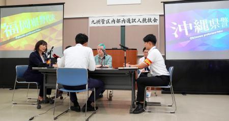 　福岡県警本部で開かれた、警察官らの英語通訳の競技会＝１８日午後