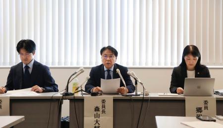 　福岡県田川市長の行為の一部をセクハラと認める調査報告書を市に提出し、記者会見する第三者委員会＝１８日午前、福岡市