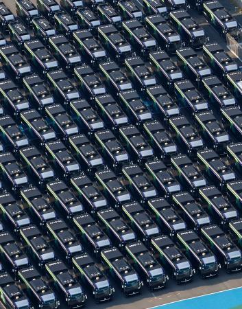 　ＥＶモーターズ・ジャパン製の電気自動車バス＝１８日午後、大阪市城東区（共同通信社ヘリから））