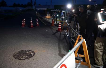 　事故があったマンホール（手前）＝１９日午後７時９分、福島市