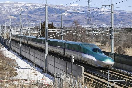 　走行する北海道新幹線＝３月、北海道北斗市