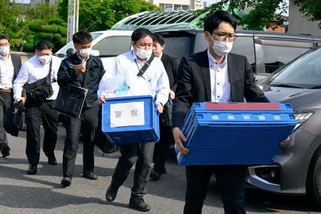 　若山哲夫容疑者の自宅へ家宅捜索に向かう捜査員＝２０日午前、新潟県胎内市