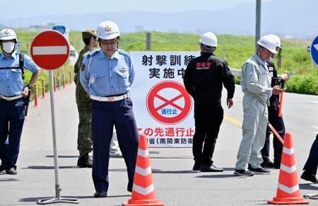 　陸上自衛隊東富士演習場での「ハイマース」射撃訓練で、一時通行止めになった国道４６９号。午前に射撃は行われなかった＝２０日午前１０時２分、静岡県裾野市