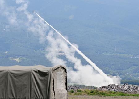 　米軍が実施した高機動ロケット砲システム「ハイマース」の射撃訓練＝２０日午後１時２０分、静岡県の陸上自衛隊東富士演習場