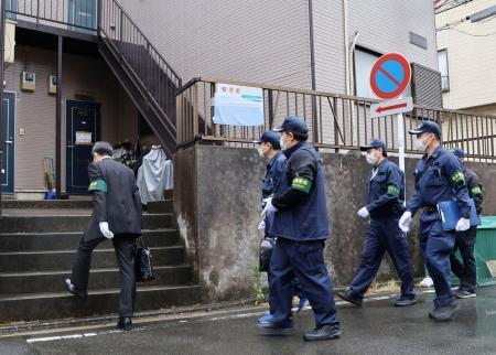 　竹前海斗容疑者と妻美結容疑者の自宅へ家宅捜索に向かう捜査員＝２１日午前９時５４分、横浜市港北区