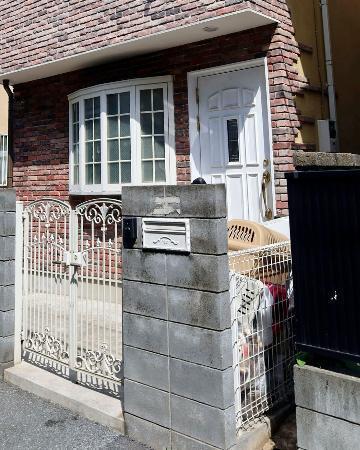 　劣悪環境で犬猫を飼育したとされる丸ノ内留実容疑者の自宅＝２０日、東京都品川区