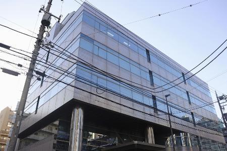 　日本郵便東京支社が入るビル＝１８日、東京都江東区