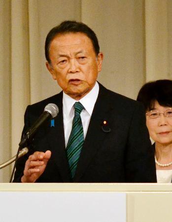 　福岡市の党会合であいさつする自民党の麻生副総裁＝２３日午前