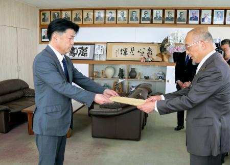 　市議会議長に辞職届を提出する福岡県田川市の村上卓哉市長（左）＝２５日午前、田川市役所