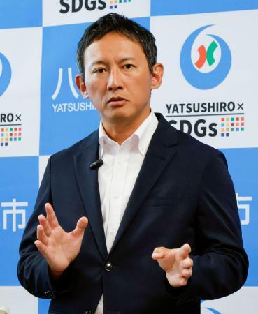 　定例記者会見する熊本県八代市の小野泰輔市長＝２６日午前、八代市役所