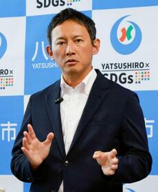 　定例記者会見する熊本県八代市の小野泰輔市長＝２６日午前、八代市役所