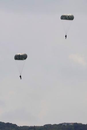 　沖縄県の米軍嘉手納基地で、パラシュート降下訓練をする兵士＝２７日午前
