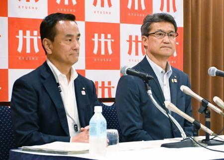 　記者会見する宮崎県の河野俊嗣知事（右）＝２７日午後、山口県下関市