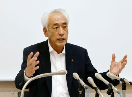 　提訴について記者会見する茨城県神栖市の木内敏之市長＝２８日午後、神栖市