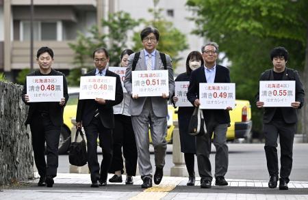 　衆院選の「１票の格差」訴訟の判決で、札幌高裁に向かう伊藤真弁護士（中央）ら＝２９日午後