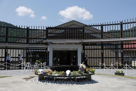 　津久井やまゆり園の「鎮魂のモニュメント」＝２０２５年７月、相模原市