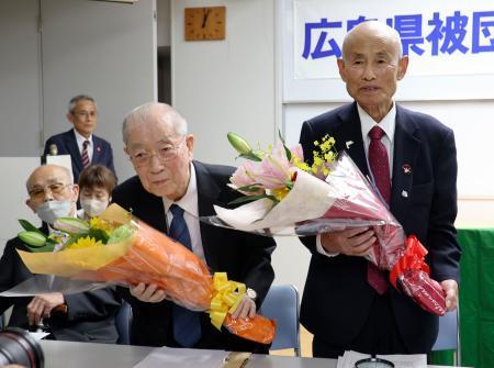 　広島県被団協の６代目理事長に就任した原田浩さん（左）と、退任した箕牧智之さん＝３０日午後、広島市中区