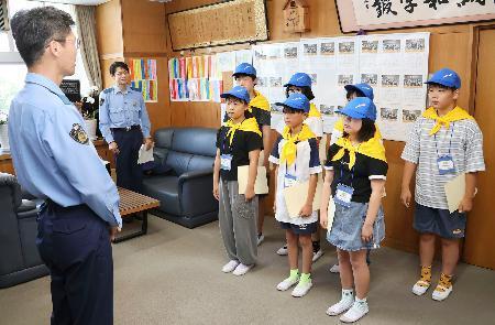 　愛知県警一宮署から感謝状を受け取った一宮市立奥小の防犯少年団員＝１日午前、一宮市