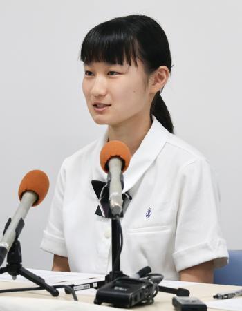 　高校生平和大使の発表記者会見で抱負を語る中尾絢音さん＝１日午後、長崎市役所