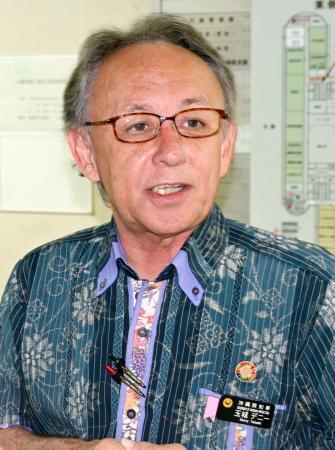 　記者団の取材に応じる沖縄県の玉城デニー知事＝２日午前、沖縄県庁